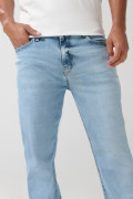 Jean straight leg bota recta azul claro con tiro bajo