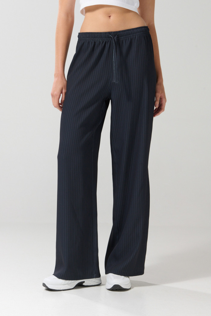 Pantalón azul palazzo con rayas, tiro alto y bota ancha