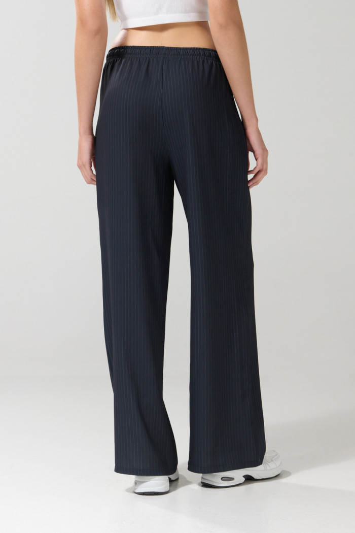 Pantalón azul palazzo con rayas, tiro alto y bota ancha