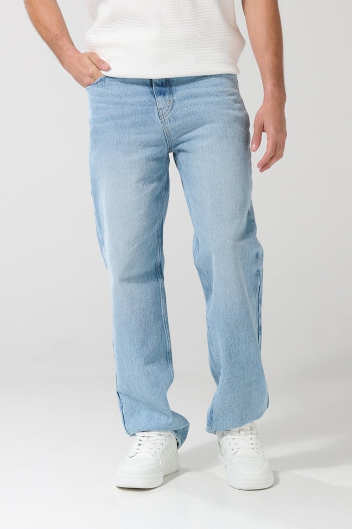 Jean azul claro 90´S con bota ancha, tiro medio y bolsillos