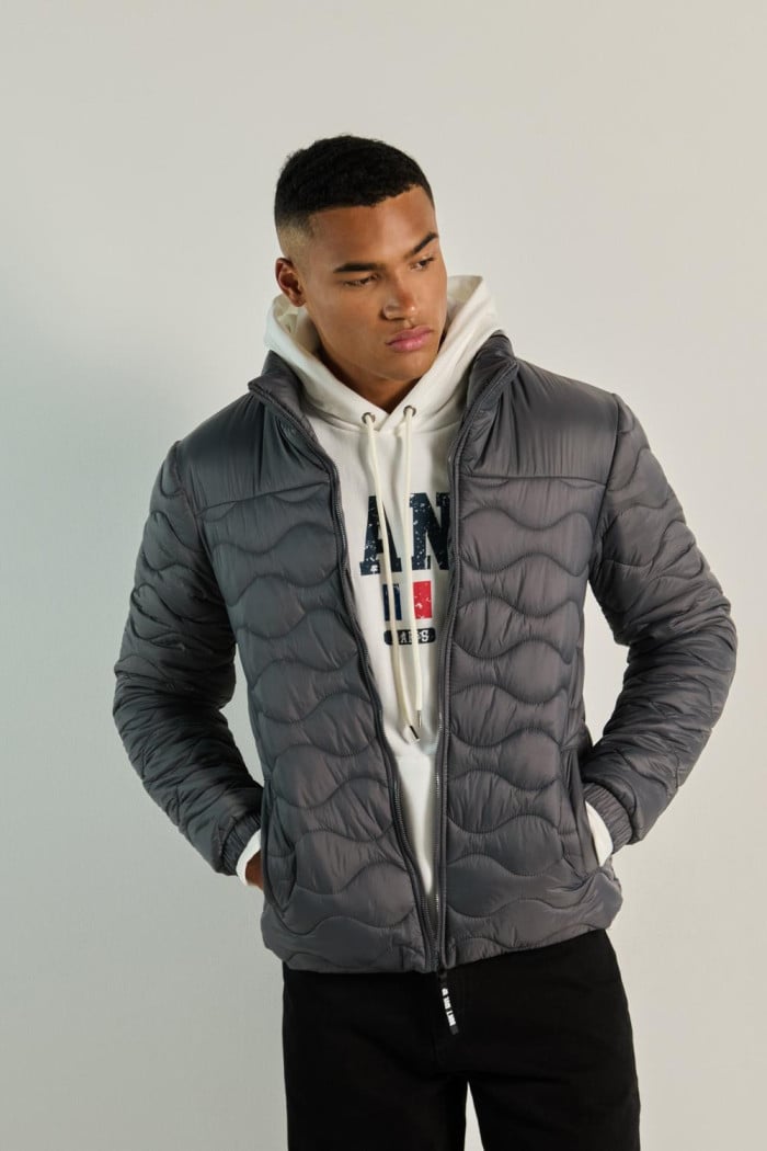Chaqueta acolchada gris oscura con costuras y cuello alto