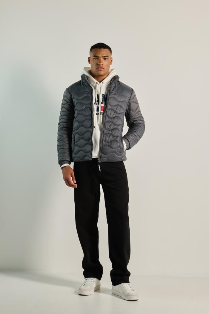 Chaqueta acolchada gris oscura con costuras y cuello alto