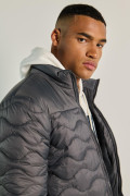 Chaqueta acolchada gris oscura con costuras y cuello alto