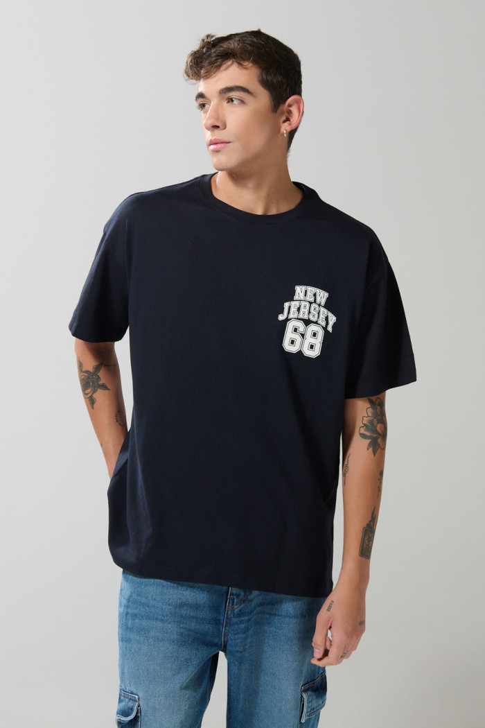 Camiseta oversize azul intensa manga corta con arte college