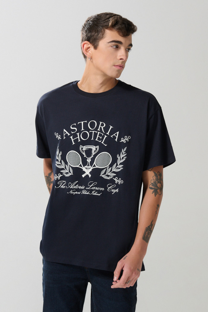 Camiseta azul con manga corta y diseño college en frente