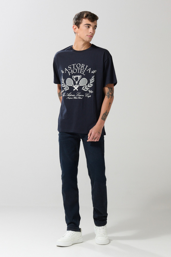 Camiseta azul con manga corta y diseño college en frente