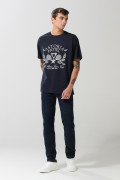 Camiseta azul con manga corta y diseño college en frente
