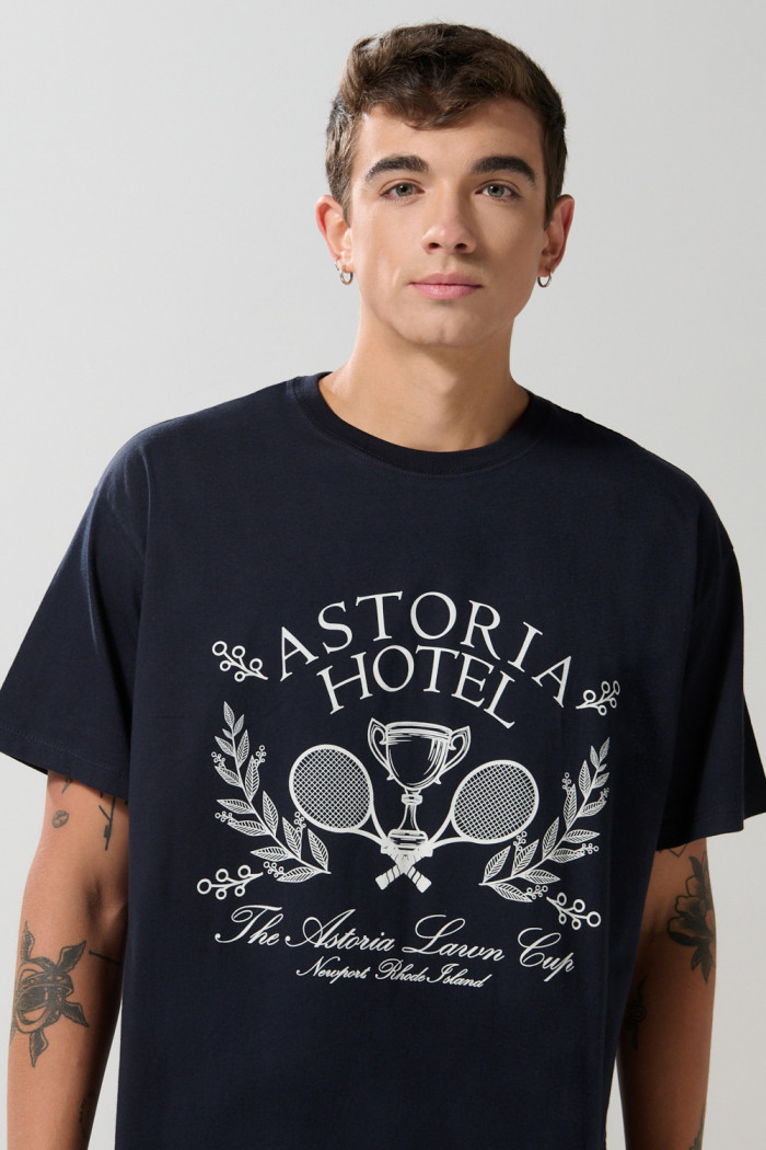 Camiseta azul con manga corta y diseño college en frente