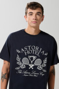 Camiseta azul con manga corta y diseño college en frente