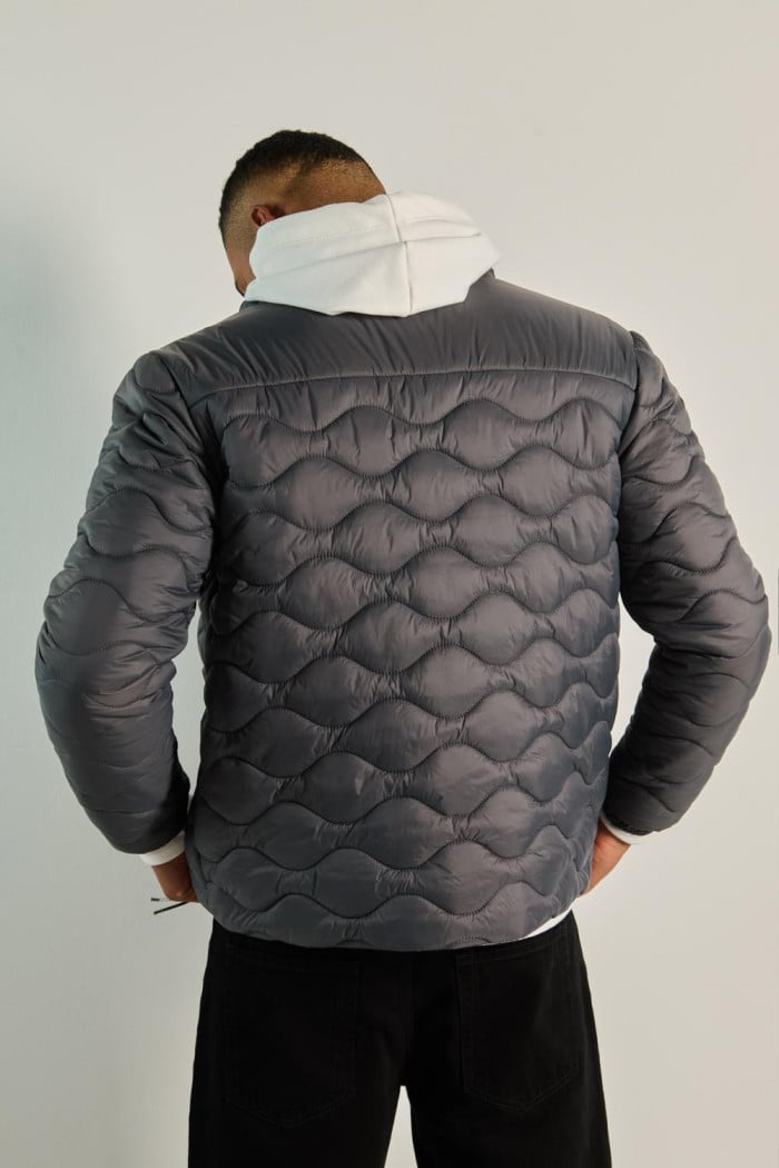 Chaqueta acolchada gris oscura con costuras y cuello alto