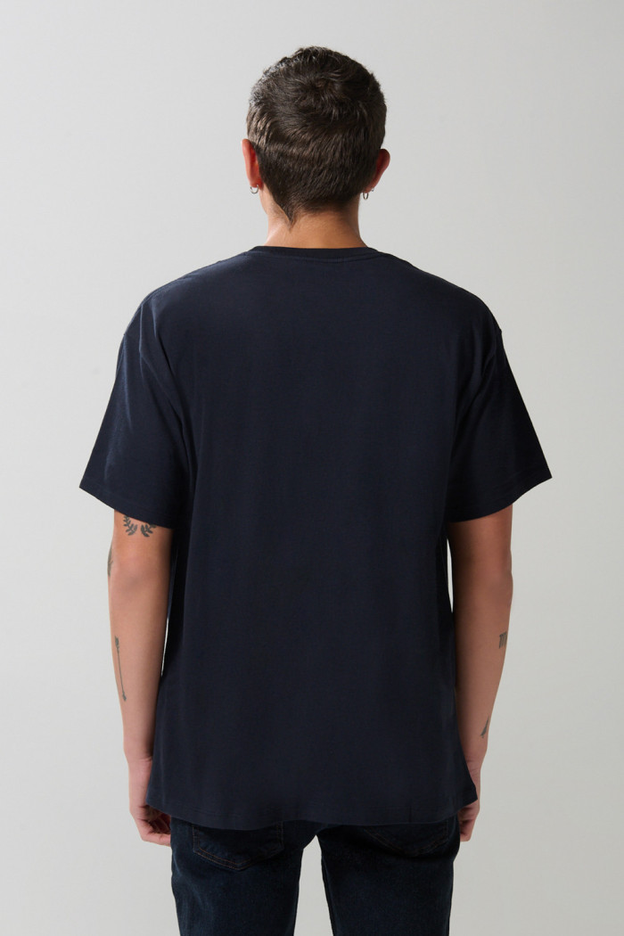 Camiseta azul con manga corta y diseño college en frente