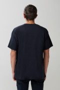 Camiseta azul con manga corta y diseño college en frente