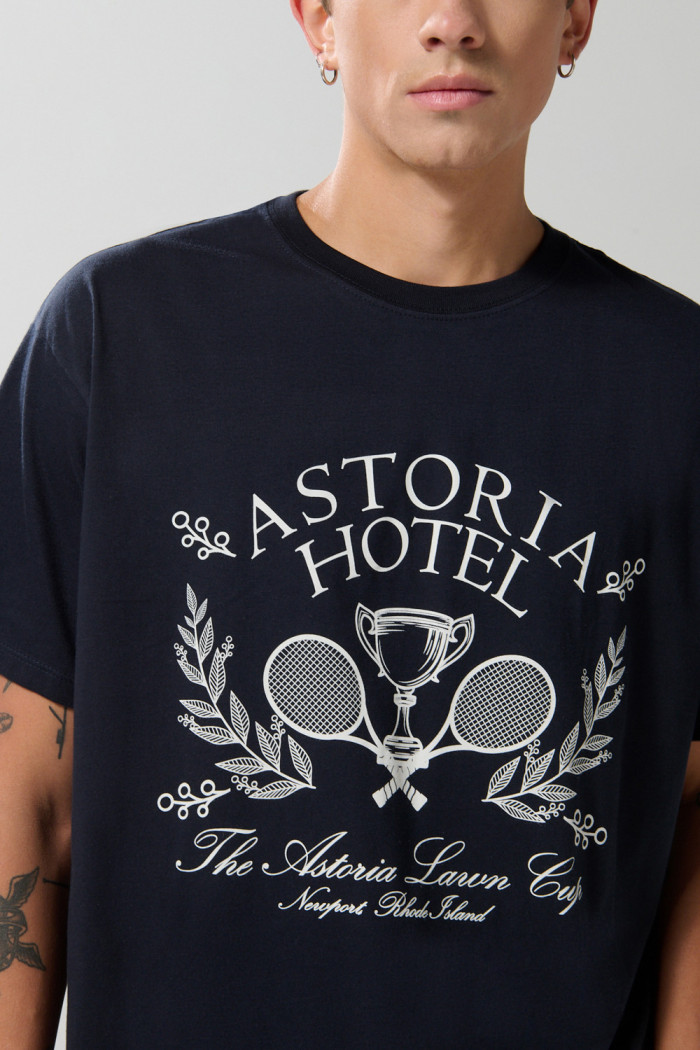 Camiseta azul con manga corta y diseño college en frente