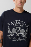 Camiseta azul con manga corta y diseño college en frente