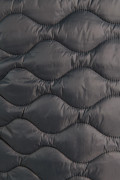 Chaqueta acolchada gris oscura con costuras y cuello alto