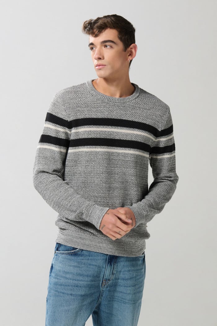 Suéter tejido cuello redondo gris con rayas en contraste
