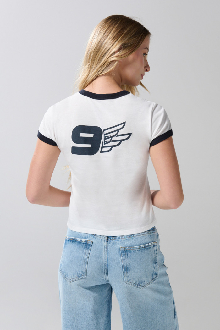 Camiseta unicolor con contrastes college y manga corta