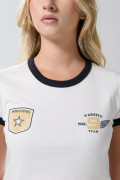 Camiseta unicolor con contrastes college y manga corta