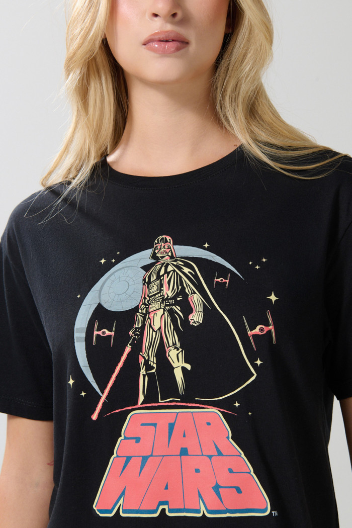 Camiseta negra cuello redondo con arte de Star Wars