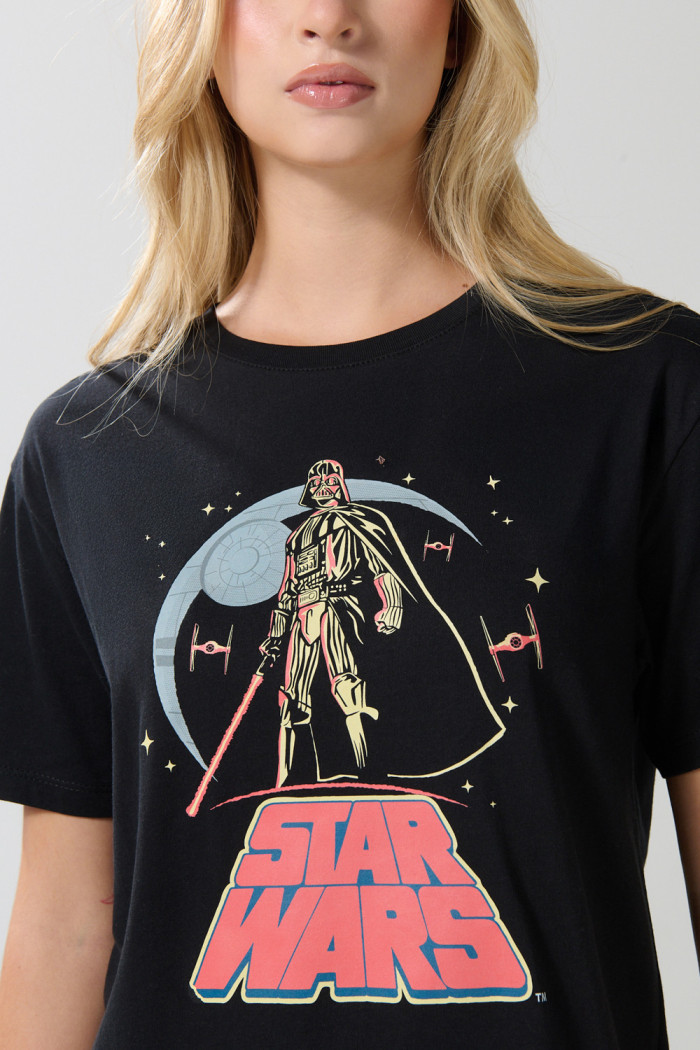 Camiseta negra cuello redondo con arte de Star Wars