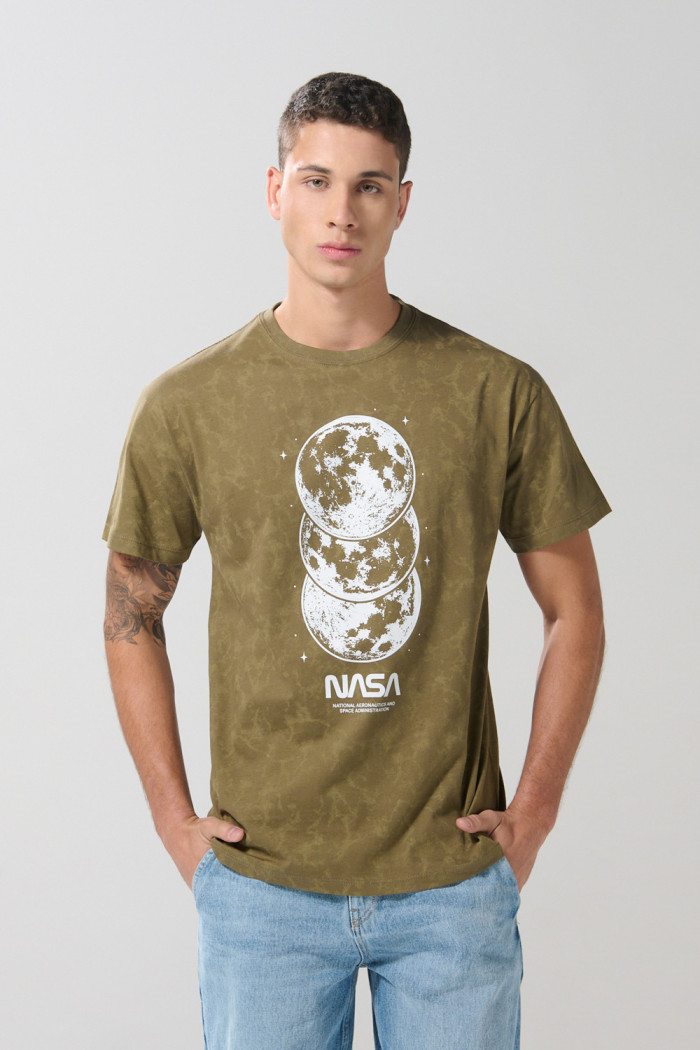 Camiseta manga corta verde tie dye con arte de NASA

