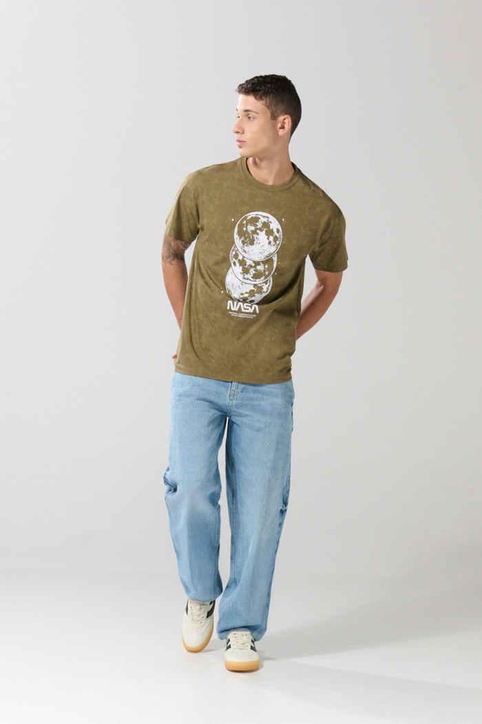 Camiseta manga corta verde tie dye con arte de NASA
