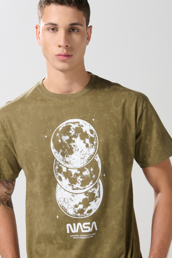 Camiseta manga corta verde tie dye con arte de NASA
