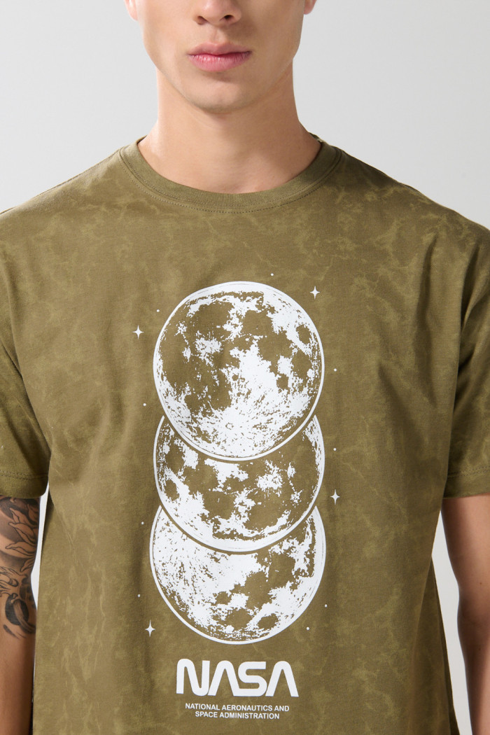 Camiseta manga corta verde tie dye con arte de NASA
