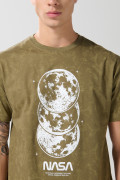Camiseta manga corta verde tie dye con arte de NASA
