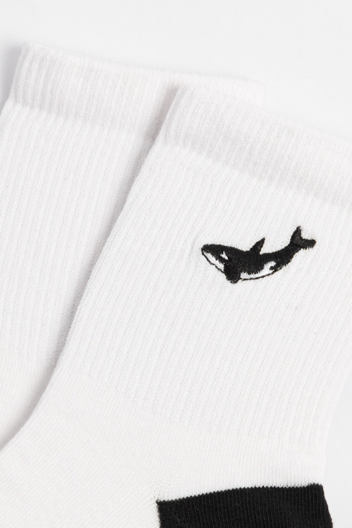 Medias cortas cremas con diseño de animal marino