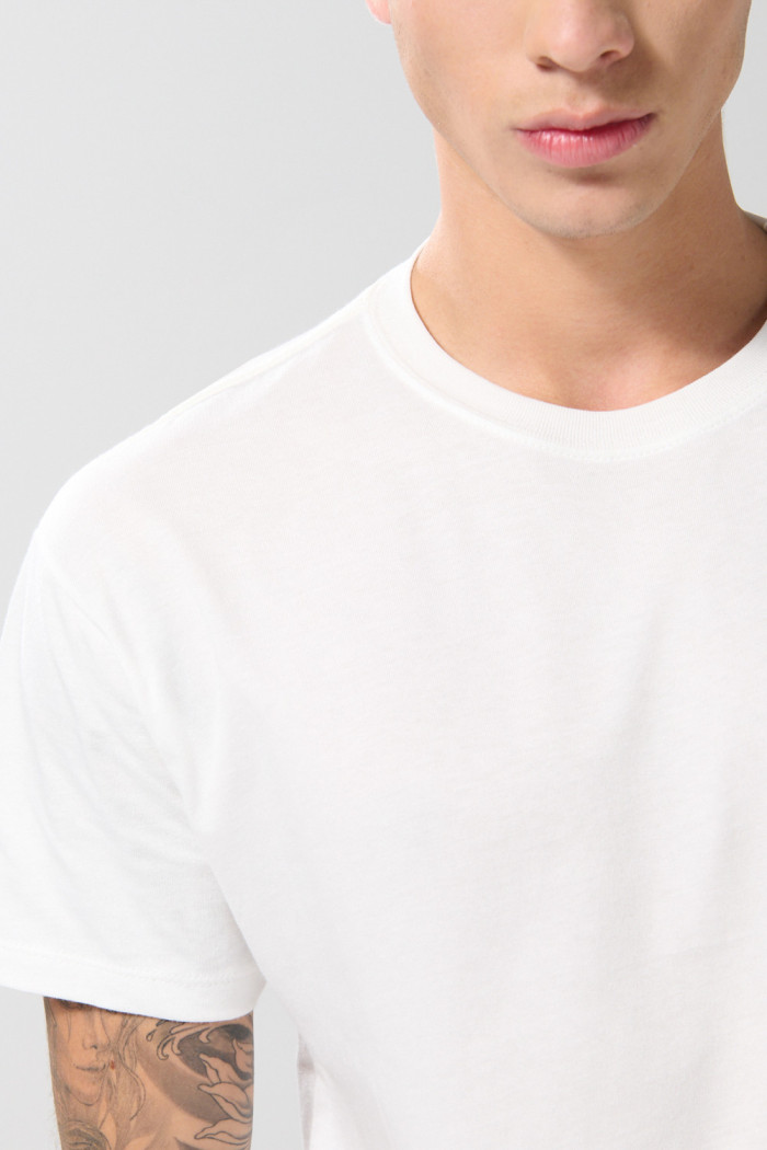 Camiseta en algodón crema manga corta con hombro rodado
