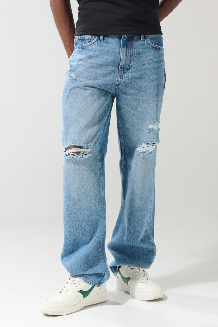 Jean 90´S azul claro con tiro medio, rotos y bota ancha