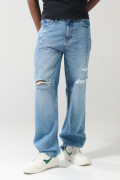 Jean 90´S azul claro con tiro medio, rotos y bota ancha