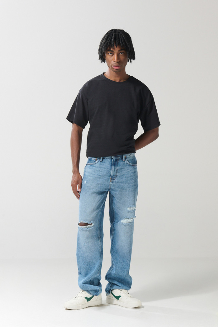 Jean 90´S azul claro con tiro medio, rotos y bota ancha