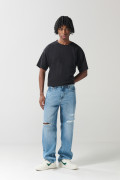 Jean 90´S azul claro con tiro medio, rotos y bota ancha