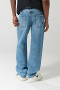 Jean 90´S azul claro con tiro medio, rotos y bota ancha