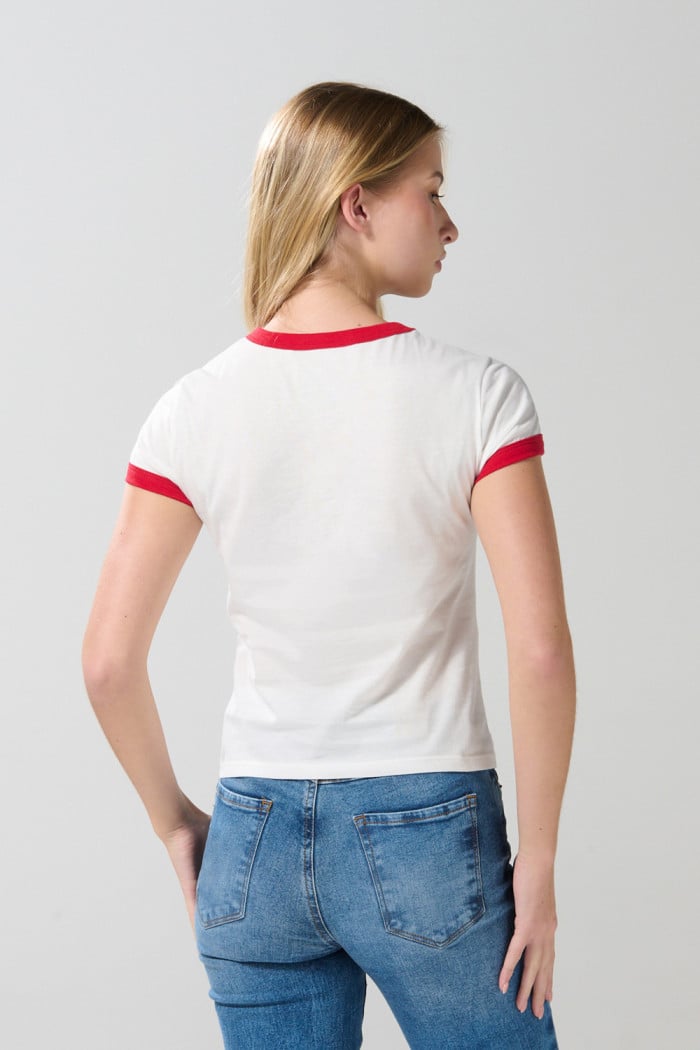 Camiseta college crema manga corta con contrastes rojos