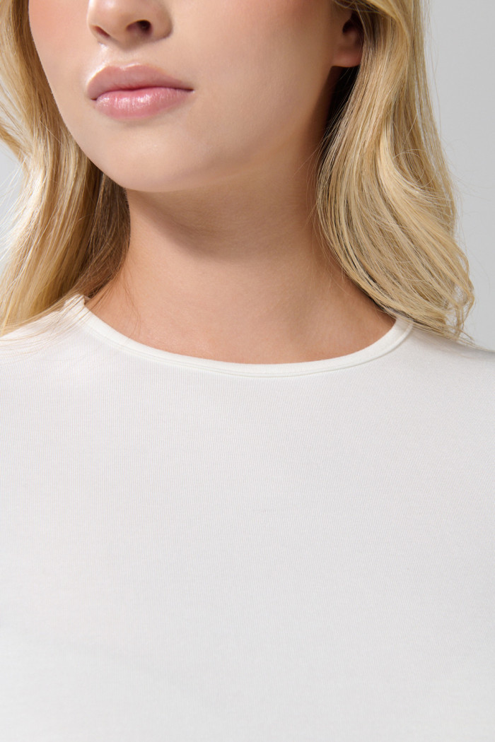 Camiseta manga larga crema clara con ajuste ceñido