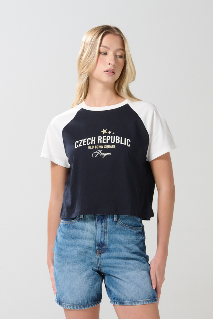 Camiseta azul manga ranglan corta con arte college
