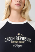 Camiseta azul manga ranglan corta con arte college