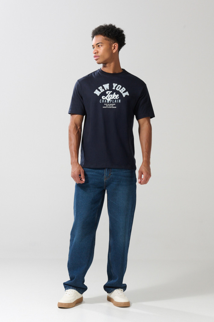 Camiseta azul manga corta con diseño college delantero