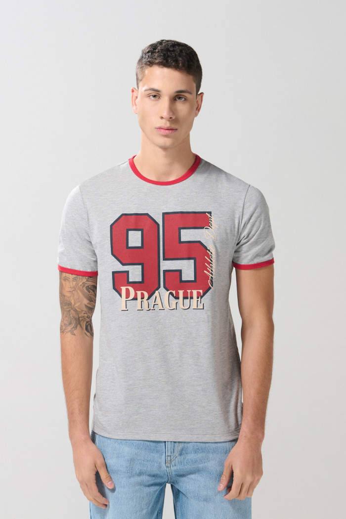 Camiseta gris college manga corta con contrastes rojos