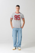 Camiseta gris college manga corta con contrastes rojos