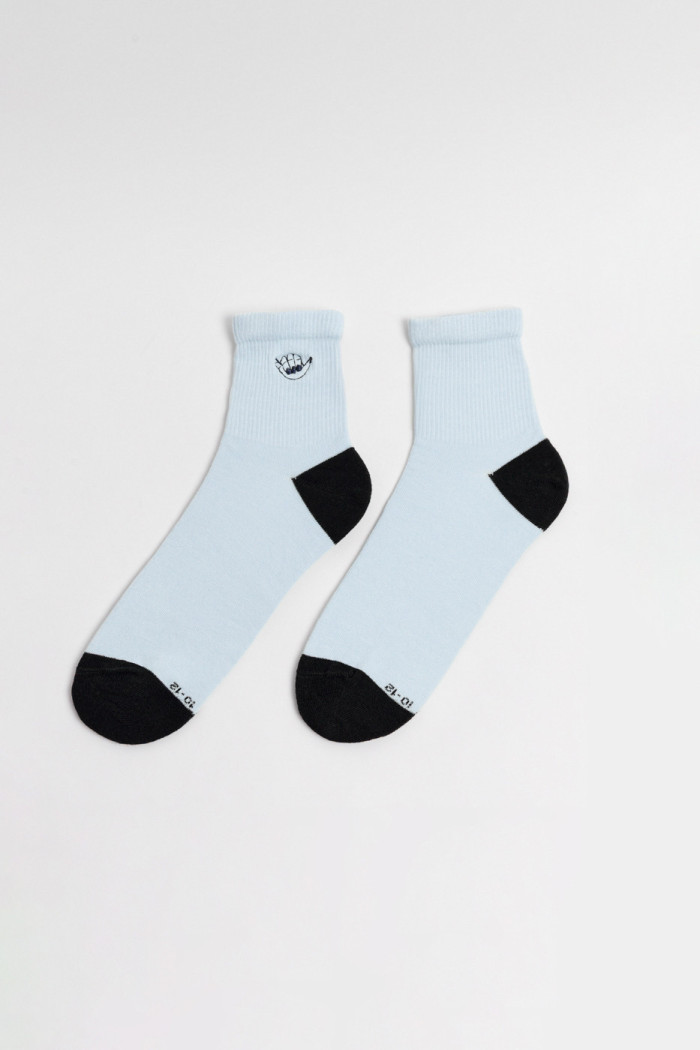 Medias cortas azules claras con contrastes y diseño
