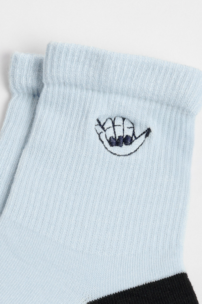 Medias cortas azules claras con contrastes y diseño