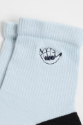 Medias cortas azules claras con contrastes y diseño