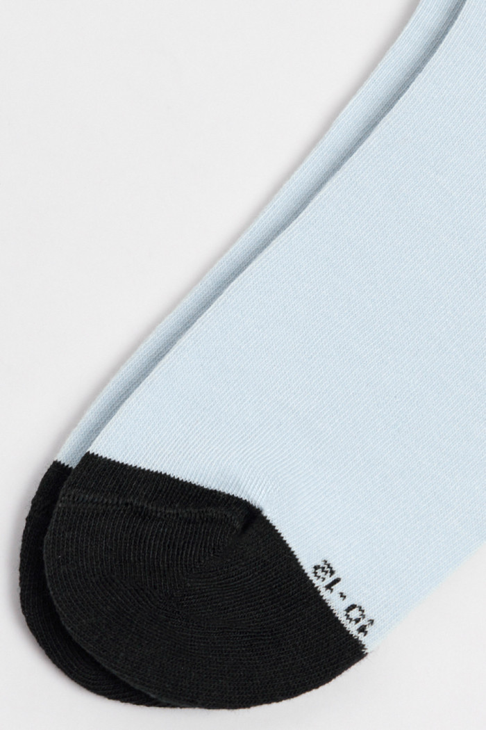 Medias cortas azules claras con contrastes y diseño