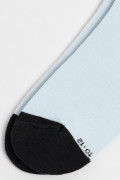 Medias cortas azules claras con contrastes y diseño