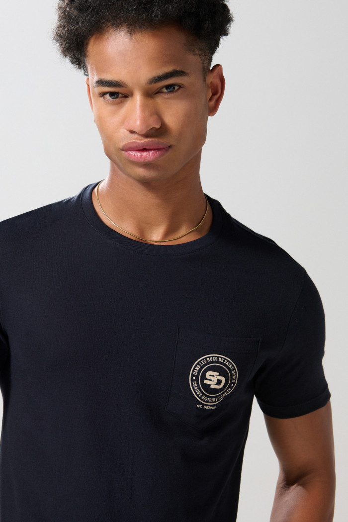 Camiseta cuello redondo azul college con bolsillo