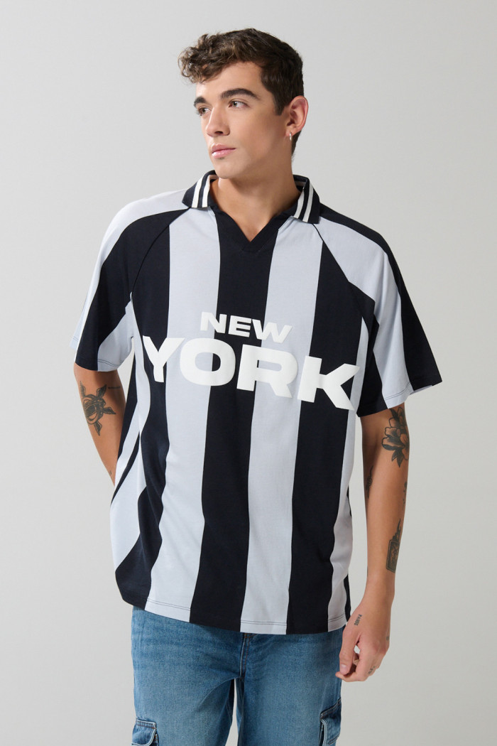 Camiseta polo azul clara a rayas oversize con arte college